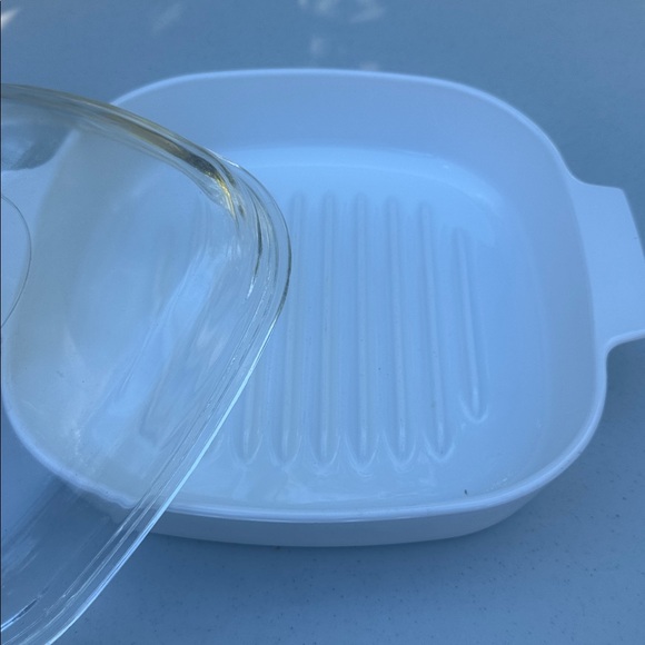 Corning Ware White Ceramic Baking Dish “Cooker” with Clear Pyrex Lid, M-10-GR-B - Picture 2 of 3